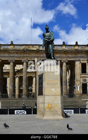 Kolumbien, Bogota, Plaza de Bolivar, Capitolio Nacional, Simon Bolivar Statue Stockfoto