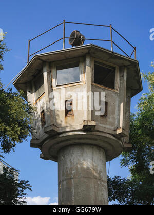 Erhaltenen alten DDR DDR Berlin Mauer Wachturm in der Nähe von Potsdamer Platz, Berlin Deutschland Stockfoto