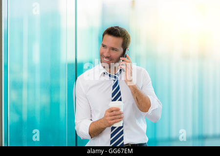 Geschäftsmann mit einer Kaffeepause und telefonieren Stockfoto