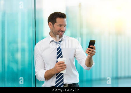 Geschäftsmann mit einer Kaffeepause Stockfoto