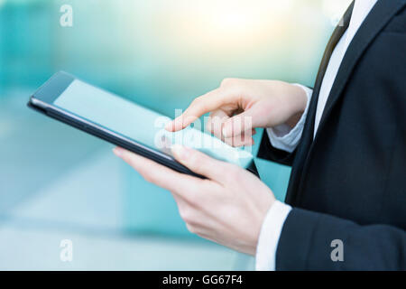 Geschäftsfrau, die mit einem digitalen tablet Stockfoto