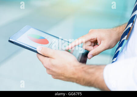Geschäftsmann mit einem digitalen tablet Stockfoto