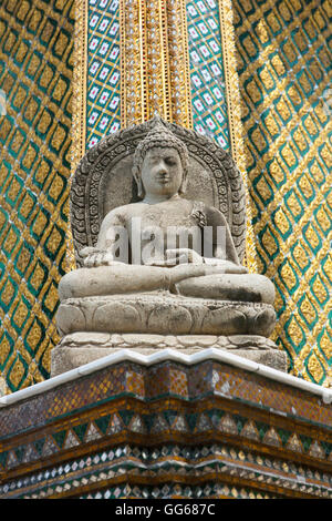 Buddha-Statue im Wat Phra Kaew auf dem Gelände des Grand Palace Stockfoto