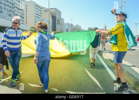 Anti-Korruptions-Demonstranten versammeln sich am Strand der Copacabana, ihre Frustration über die aktuelle politische Lage in Brasilien zu lüften. Stockfoto