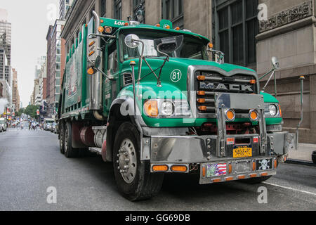 Großen grünen Müllwagen in den Straßen von Manhattan geparkt. Stockfoto
