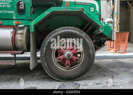 Vorderrad eines großen Müllwagen. Stockfoto