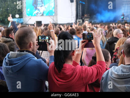 Einige machen video auf ihren Handys, Tennents Vital, Boucher Road, Belfast, Publikum, Stockfoto