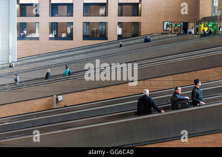 Fahrtreppen in Santa Justa Bahnhof, Sevilla, Andalusien, Spanien Stockfoto