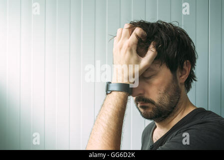 Profil Portrait Od Elend unruhigen Mann mit schweren Ausdruck, depressiver Mann mit Hand auf Gesicht. Stockfoto