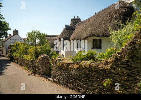 Alten strohgedeckten Hütte und die Reise Ende Inn in dem Dorf Ringmore in der South Hams, Devon, UK Stockfoto