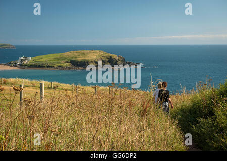 Wanderer auf den Klippen über Burgh Island, The South Hams, Devon, UK Stockfoto