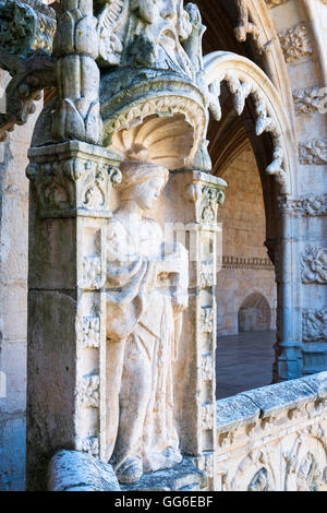 Skulptur, Hof des zweistöckigen Kreuzgang, Mosteiro Dos Jeronimos, UNESCO, Belem, Lissabon, Portugal Stockfoto
