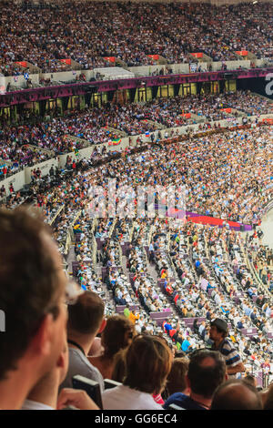 Zuschauer in eine gepackte Olympiastadion, einschließlich Medien, London 2012 Olympische Spiele, London, England, Vereinigtes Königreich Stockfoto