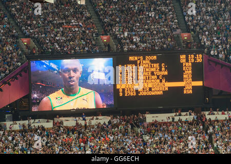 Stadion-Leinwand zeigt Usain Bolt und Finalisten Namen vor der Herren, 200m Finale, London 2012, Olympische Spiele, London, UK Stockfoto