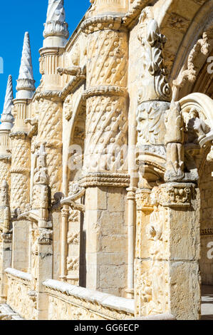 Skulptur, Hof des zweistöckigen Kreuzgang, Mosteiro Dos Jeronimos, UNESCO, Belem, Lissabon, Portugal Stockfoto