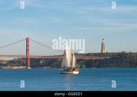 Segelboot auf dem Tejo-Fluss in der Nähe der Ponte 25 de Abril, Belem, Lissabon, Portugal, Europa Navigation Stockfoto