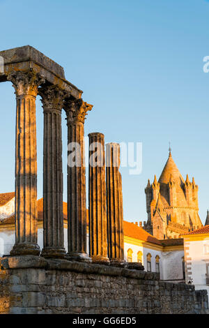 Römische Tempel der Diana vor der Kathedrale Santa Maria, UNESCO-Weltkulturerbe, Evora, Alentejo, Portugal, Europa Stockfoto