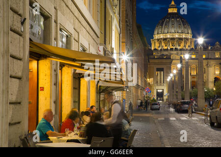 Petersdom und Piazza San Pietro in der Abenddämmerung, Vatikanstadt, UNESCO-Weltkulturerbe, Rom, Latium, Italien, Europa Stockfoto
