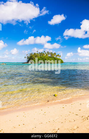 Tropical Island von Motu Taakoka bedeckt in Palmen in Muri Lagoon, Rarotonga, Cook-Inseln, South Pacific, Pazifik Stockfoto