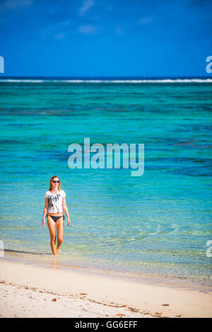 Frau zu Fuß an einem tropischen Strand Insel Rarotonga, Cook-Inseln, South Pacific, Pazifik Stockfoto