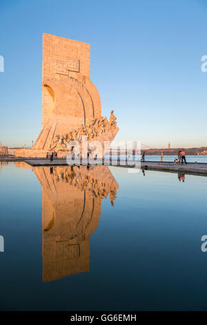 Sonnenuntergang auf dem Padrão Dos Descobrimentos (Denkmal der Entdeckungen) spiegelt sich im Fluss Tagus, Belem, Lissabon, Portugal, Europa Stockfoto