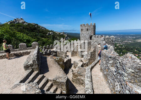 Blick auf den alten Castelo Dos Mouros mit steinernen Turm, Sintra Gemeinde, Bezirk von Lissabon, Portugal, Europa Stockfoto