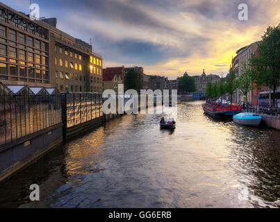 Sonnenuntergang auf Bloemenmarkt, der schwimmende Blumenmarkt, Amsterdam, Niederlande, Europa Stockfoto