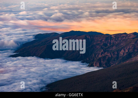 Küstendörfer unter den dunklen vulkanischen Bergen der Nordostküste Teneriffas bei Sonnenuntergang, Kanarische Inseln, Spanien Stockfoto