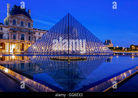 Die Louvre-Pyramide und Palast spiegelt sich in einem noch Pool im Innenhof Napoleon bei Dämmerung, Paris, Frankreich, Europa Stockfoto