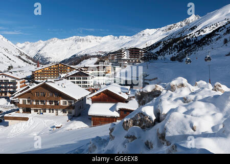 Das Dorf Obergurgl saß unter der riesigen Gipfeln der Alpen Ötztal und fallenden Winter Schnee, Tirol, Österreich, Europa Stockfoto