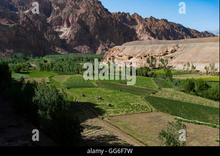 Schroffe Landschaften und grüne Flickenteppich Felder in der Nähe von Shahr-e Zohak, Afghanistan, Asien Stockfoto