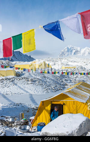 Gebetsfahnen und Everest-Basecamp am Ende des Khumbu-Gletscher, der liegt bei 5350 m, Himalaya, Nepal, Asien Stockfoto