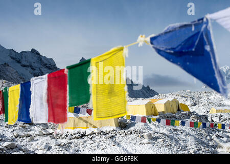 Gebetsfahnen und Everest-Basecamp am Ende des Khumbu-Gletscher, der liegt bei 5350 m, Himalaya, Nepal, Asien Stockfoto