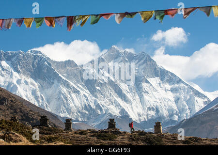 Ein Wanderer auf dem Weg zum Everest Base Camp, Mount Everest ist die Spitze nach links, Himalaya, Nepal Stockfoto