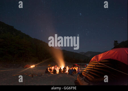 Sitzen um ein Lagerfeuer neben dem Karnali River rafting Expedition in Nepal, Asien Stockfoto