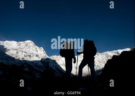 Wanderer auf dem Weg nach unten vom Annapurna base Camp mit Blick auf Annapurna 1 in der Ferne, Himalaya, Nepal, Asien Stockfoto