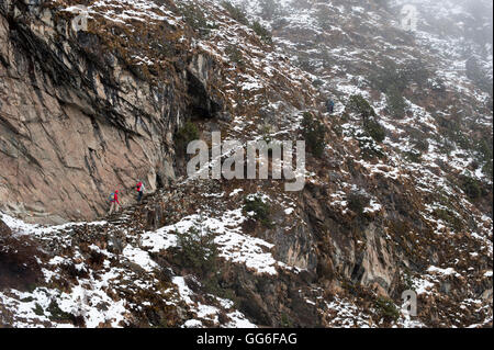 Wanderer finden ihren Weg entlang eine Alternativroute über Photse zum Everest Base Camp, Himalaya, Nepal, Asien Stockfoto