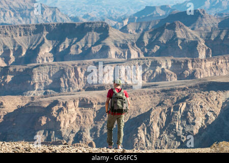 Ein Mann steht am Rande des Fish River Canyon, Namibia, Afrika Stockfoto