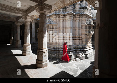 Ranakpur Jain-Tempel, wo über 1444 Marmorsäulen, geschnitzt in exquisiten Detail die Tempel, Ranakpur, Rajasthan, Indien unterstützen Stockfoto