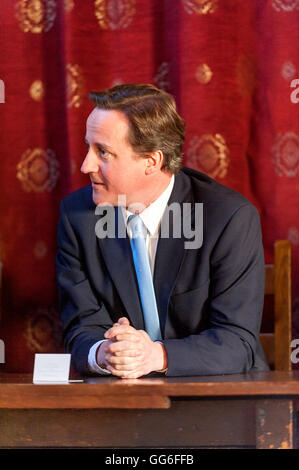 Der Führer der Opposition, der konservative Parteichef David Cameron MP "Harveys" Brauerei in Lewes besuchen. Stockfoto