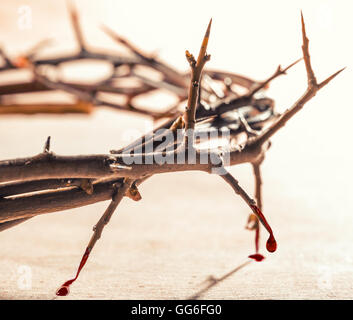 Krone von Dornen mit Blut tropft. Christlichen Konzept des Leidens. Stockfoto