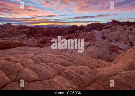 Sonnenaufgang über dem Sandstein-Formationen, Valley Of Fire State Park, Nevada, Vereinigte Staaten, Nordamerika Stockfoto