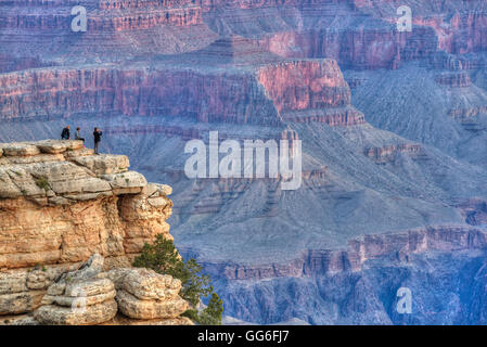 Touristen am Mather Point, am frühen Morgen, South Rim, Grand Canyon National Park, UNESCO-Weltkulturerbe, Arizona, USA Stockfoto