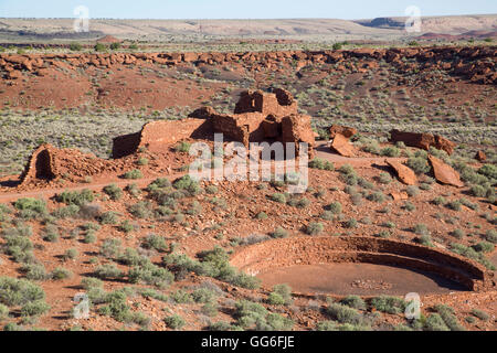 Kiva im Vordergrund, Wupatki Pueblo, bewohnt von etwa 1100 N.Chr. bis 1250 N.Chr, Wupatki National Monument, Arizona, USA Stockfoto