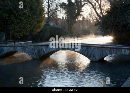 Cotswold Steinbrücke über den Fluss Windrush im Nebel, Bourton-on-the-Water, Cotswolds, Gloucestershire, England, Vereinigtes Königreich Stockfoto