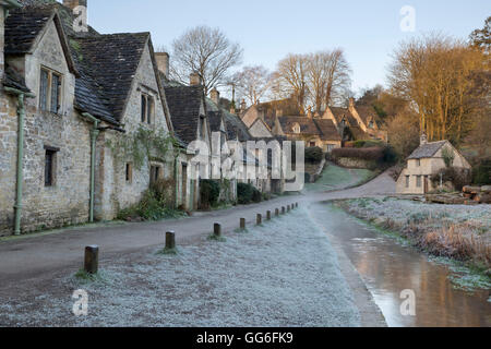 Arlington Row Cotswold Steinhütten am frostigen Morgen Bibury, Cotswolds, Gloucestershire, England, Vereinigtes Königreich, Europa Stockfoto