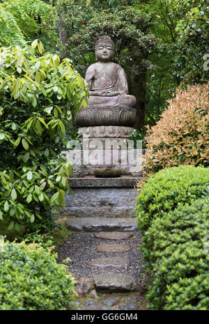 Buddha-Statue im Garten des Ryoanji (Ryōan-Ji) Tempel, Kyoto, Japan Stockfoto