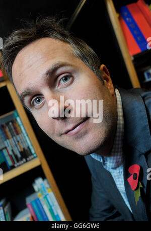 Der ehemalige Kapitän von England, Cricketer Michael Vaughan und neues Buch abgebildet auf Booksigning bei Waterstone es London Wall. Michael Vaughan sagt voll überzeugende Geschichte einer bemerkenswerten Karriere – von seinen frühen Tagen in Yorkshire, seine Entstehung als Weltklasse Batsman; aus der erfolgreichen Partnerschaft mit Duncan Fletcher, die ihren Höhepunkt in der Anhebung der Urne in das Oval in 2005, zwang sie zu wiederkehrenden Verletzungen, die schließlich seinen Rücktritt. Mit der Einsicht, das half ihm das Beste aus Persönlichkeiten so unterschiedlich wie Freddie Flintoff, Kevin Pietersen bringen eine Stockfoto