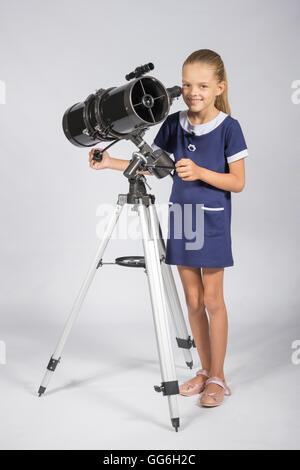 Der jungen Astronomen richtet ein Teleskop und sah in den Rahmen Stockfoto