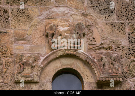 Schnitzerei aus östlichen Fassade der Kirche am Kloster von Odzun Darstellung Christus und zwei Engel. Armenien Stockfoto